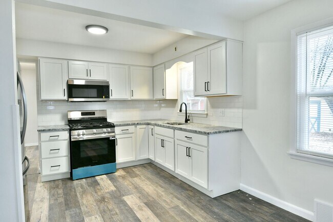 Building Photo - House for RENT in Girard!