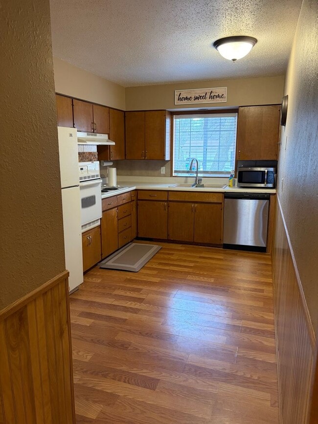 Building Photo - Beautiful Duplex Available Now