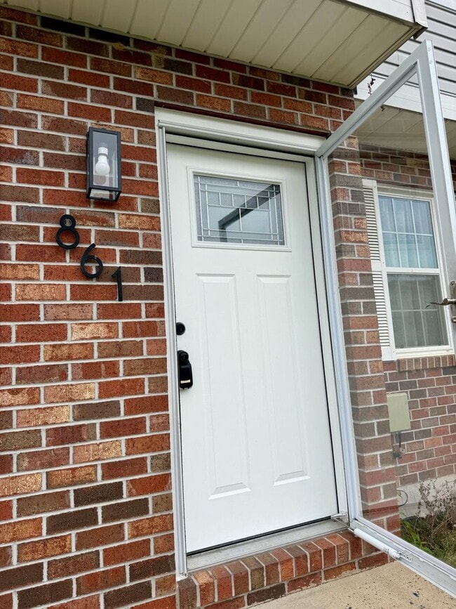 Building Photo - Edgewood 2 Bedroom End of Group For Rent!