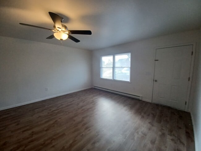 Building Photo - 2 Bedroom 1 Bathroom Apartment in Elizabethtown!