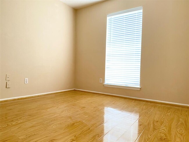Building Photo - 10202 Hollow Canyon Dr