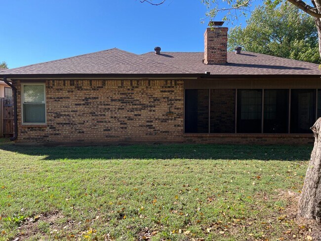 Building Photo - Spacious 3 Bedroom