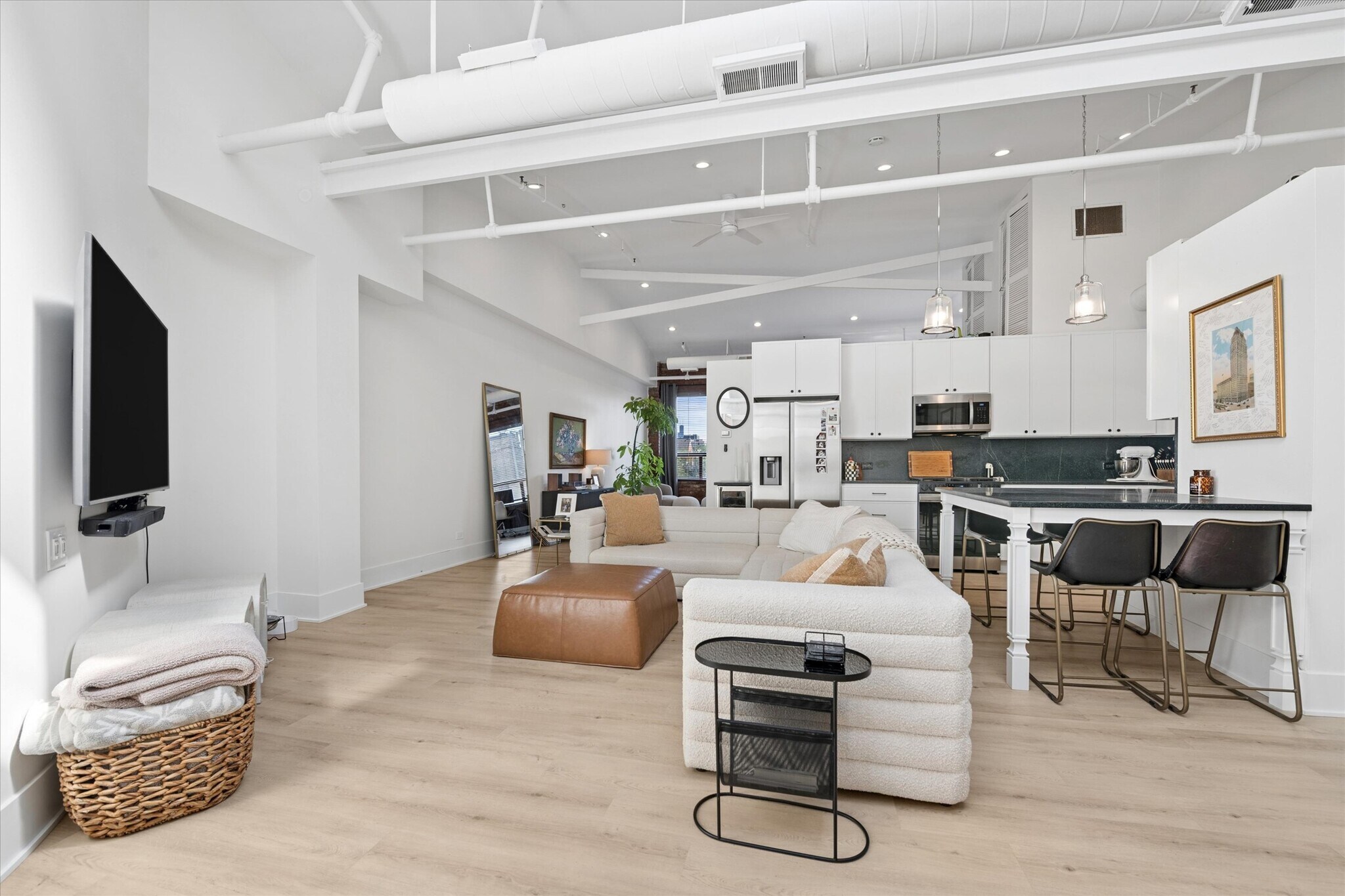 Building Photo - 1000 W Diversey Pky
