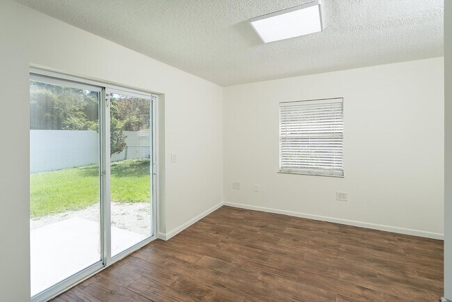 Building Photo - 1040 Dorado Dr