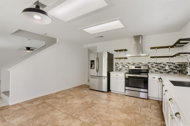 Building Photo - 512 Woodford Dr