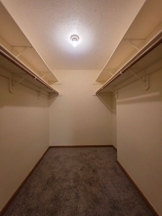 Building Photo - Lamplighter 1