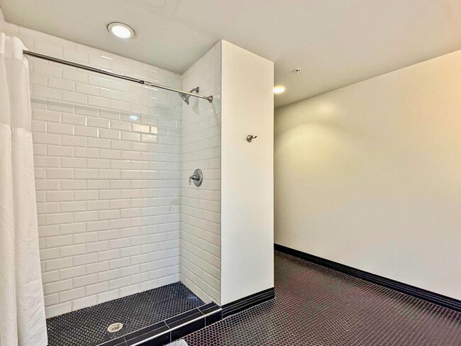 Building Photo - 500 S Ervay St