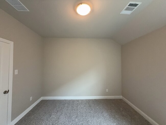 Building Photo - 612 Amenduni Ln
