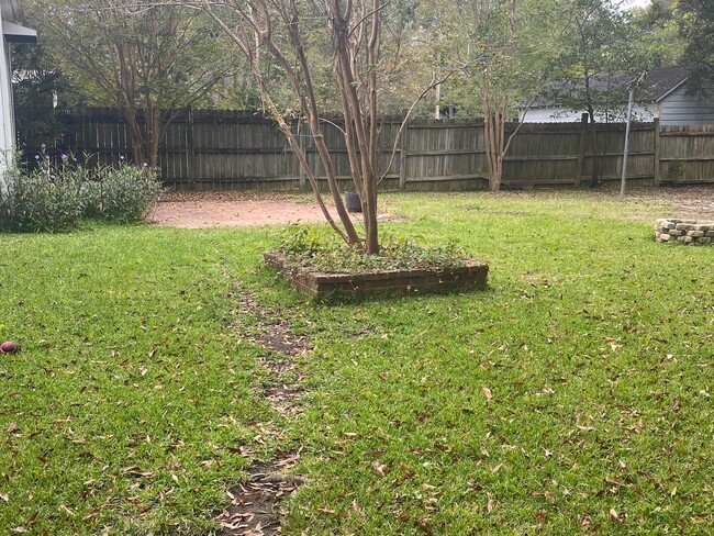 Building Photo - Southmont home with large backyard