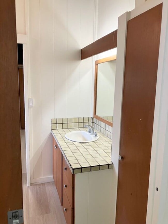 Building Photo - Spacious Single Family Home in Waialae-Kahala, $4,500-3 bedroom & Den, 2-bath