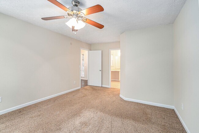 Building Photo - 4 bdrm, 2 bath home w/ a pool! Pool service included!