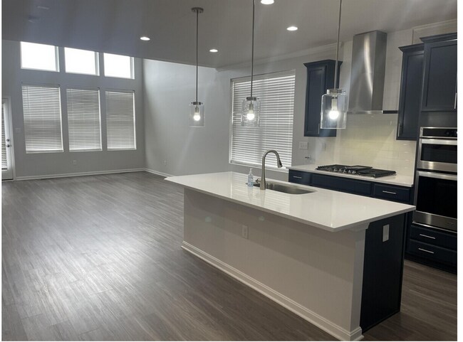 Building Photo - Beautiful House wtih lots of space!
