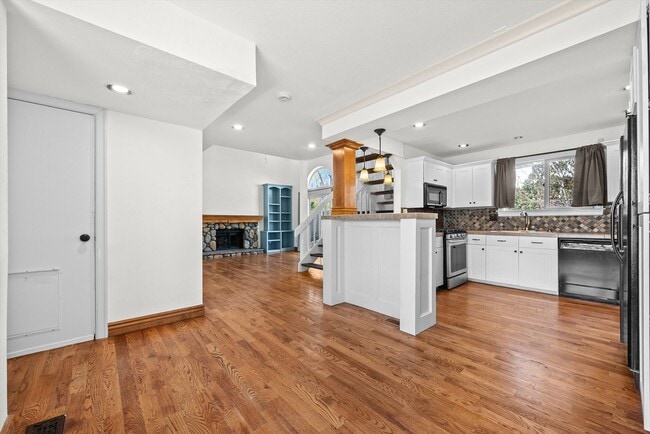 Building Photo - 5401 N Wagonwheel Trail