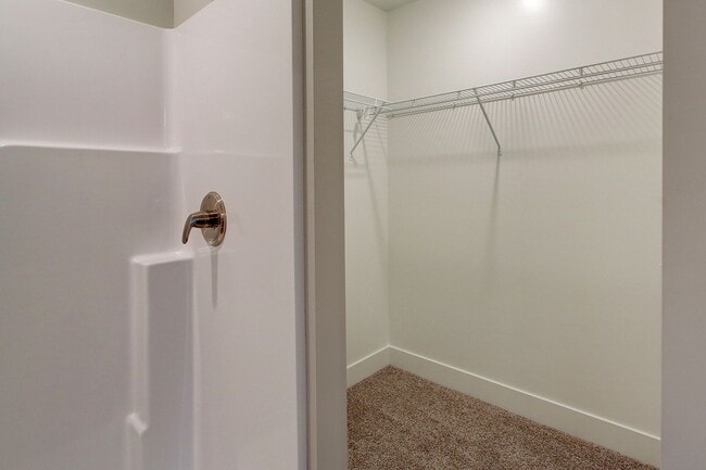 Building Photo - Three Bedroom Townhome