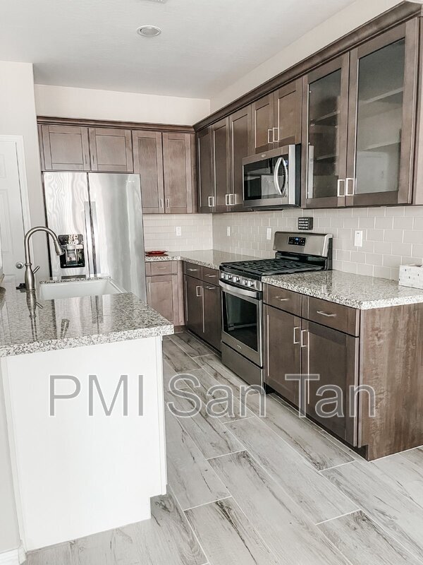 Building Photo - 4754 E Olive Ave