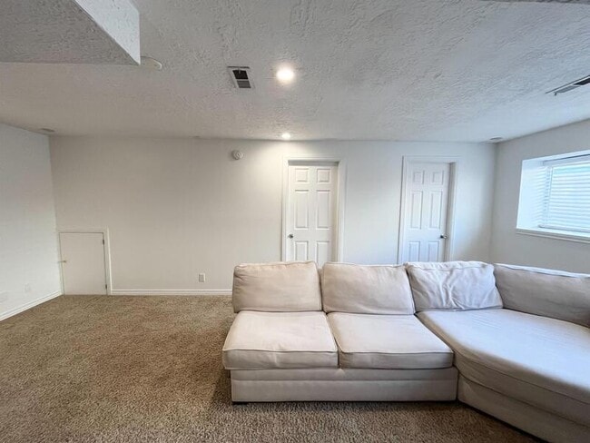 Building Photo - 11301 Sandy Ridge Dr