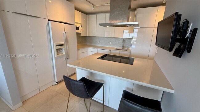 Building Photo - 900 Bay Dr