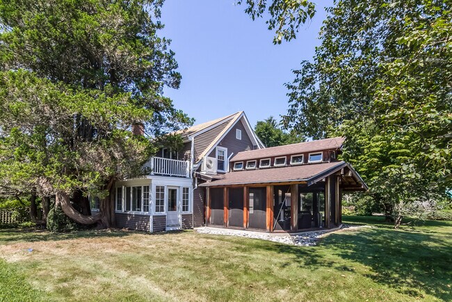 Building Photo - 116 Overshore Dr E
