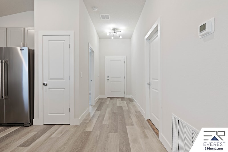 Building Photo - 8 Red Oak Pl