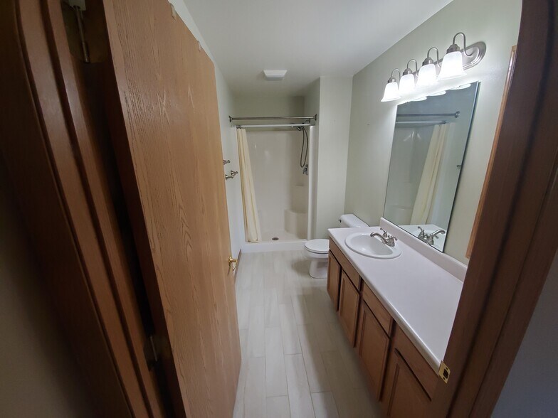 Master Bathroom - 967 Roseland Dr