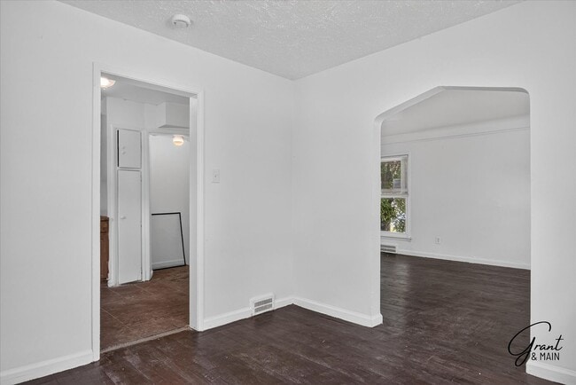 Building Photo - $1250 2 bedroom