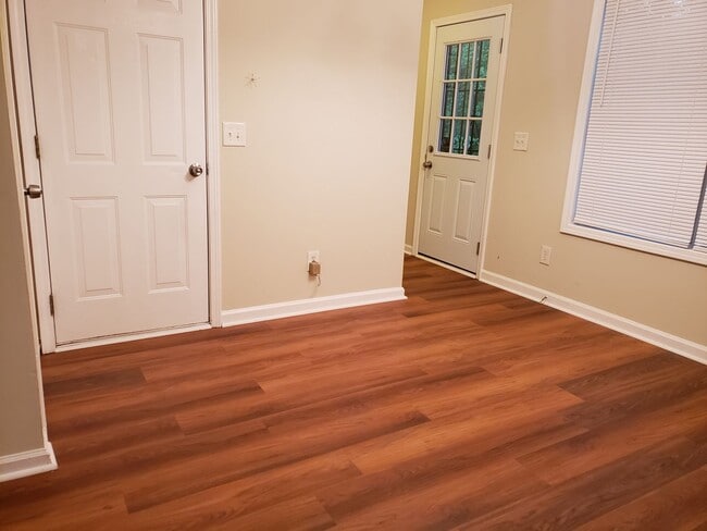 Building Photo - Cul-de-sac home ready to move in!