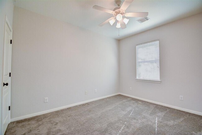 Building Photo - 214 Spring Lakes Haven