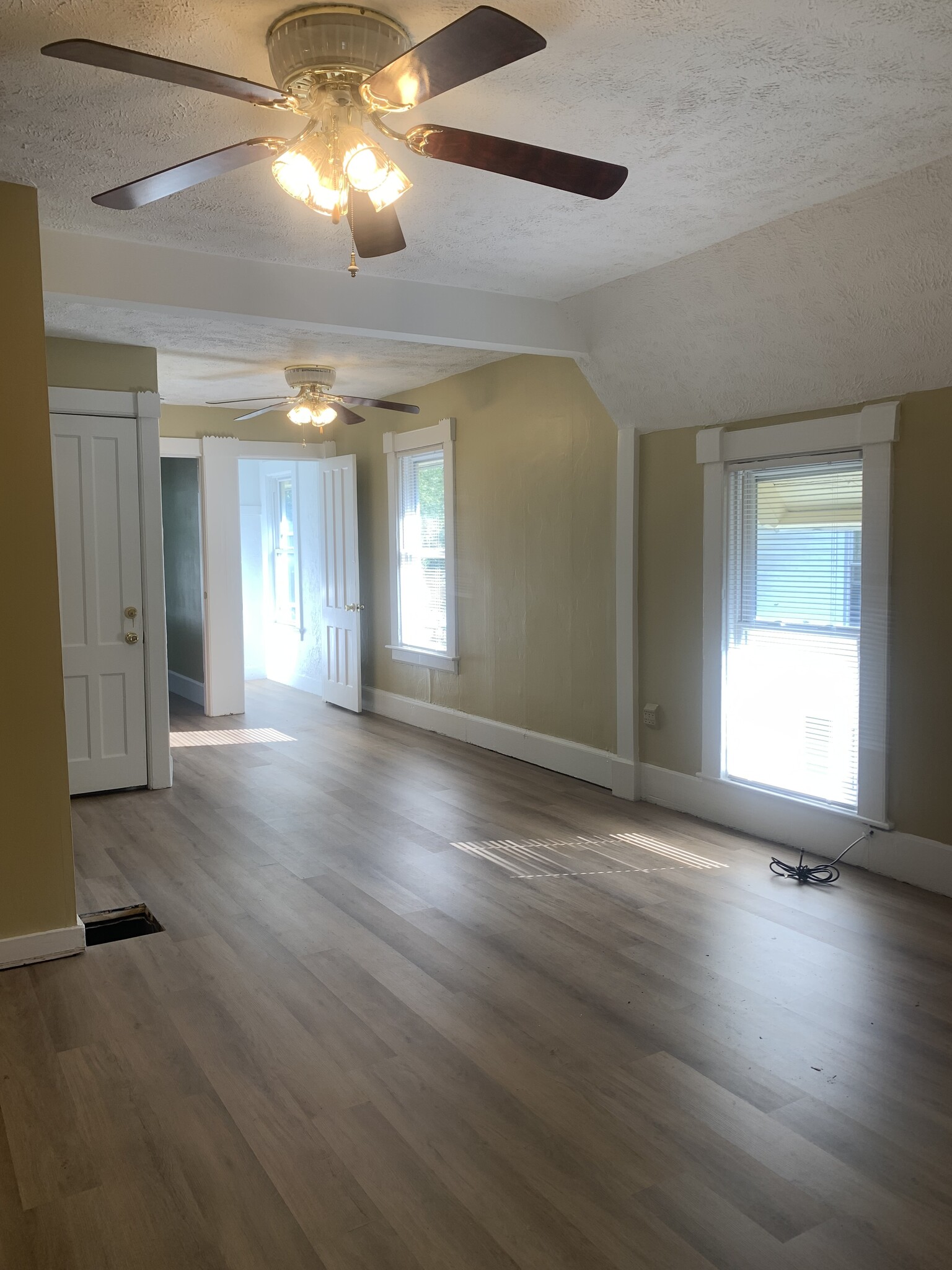 Building Photo - 113 E Sands St