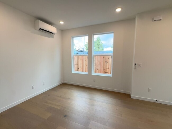 Building Photo - L0652-2