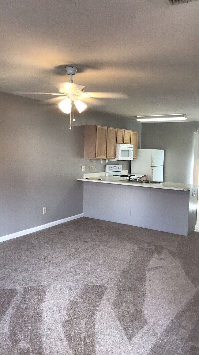 Building Photo - Affordable 2 BD 2.5 BA Townhouse off Tennessee Street