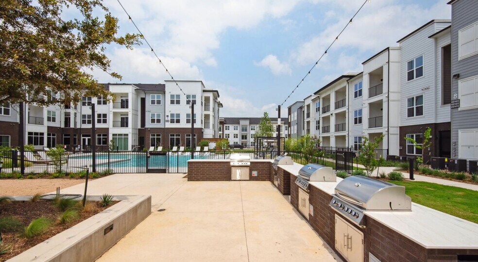 Building Photo - 1301 Leah Ave