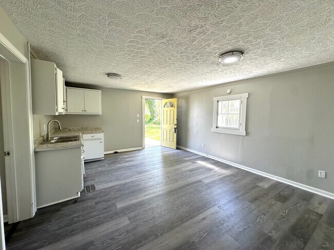 Building Photo - 1102 Batts Blvd
