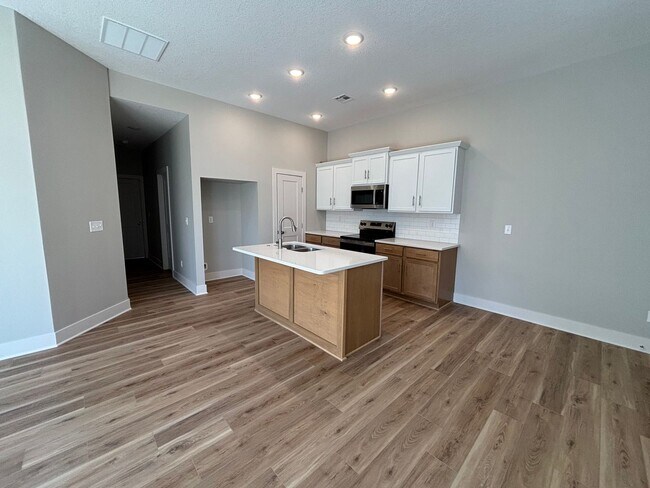 Building Photo - 1841/43 Hickory Creek
