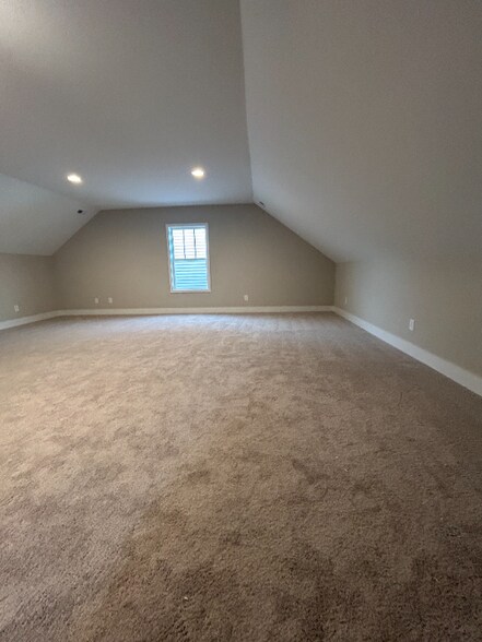 Building Photo - 122 Roseberry St