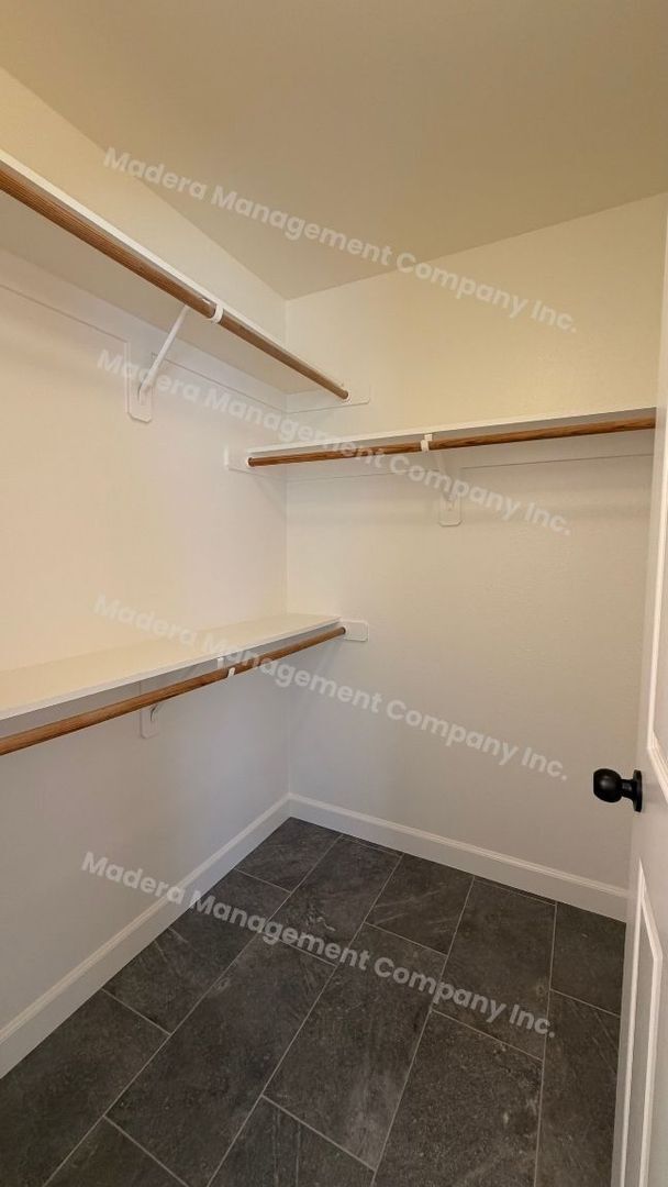 Building Photo - 4 Bed/ 2 Bath Available Now!