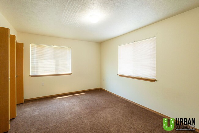 Building Photo - Great 4bd/2bth, nice location