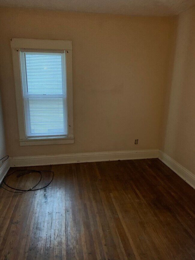 Building Photo - HOUSE FOR RENT  3 BR, 1 BA - Attached Garage - Central Air - Fenced in yard,