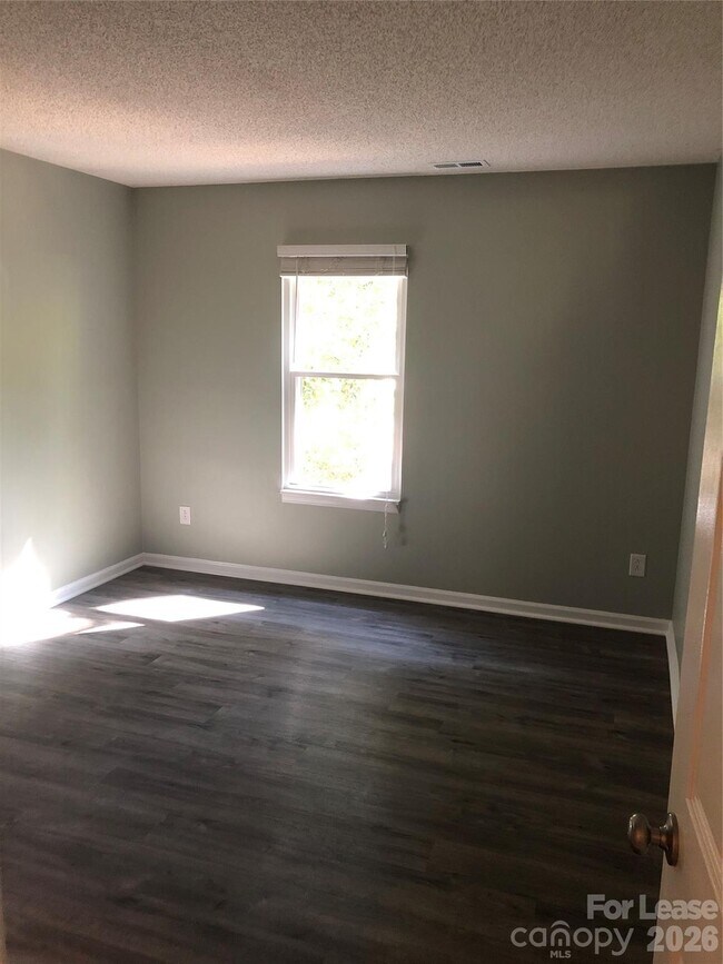 Building Photo - 3700 Sandberry Dr