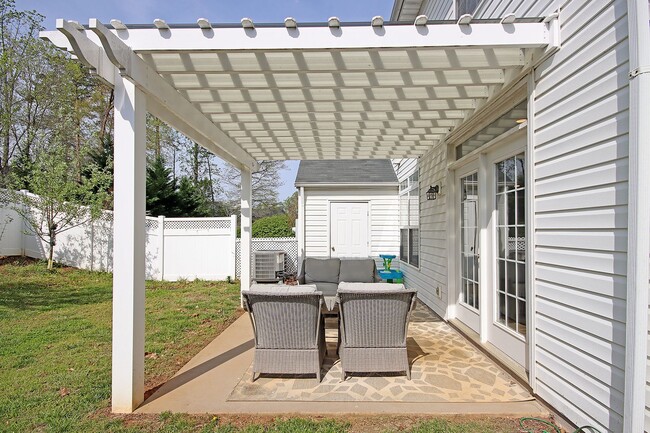 Building Photo - Light-Filled One Level Briarwood Living