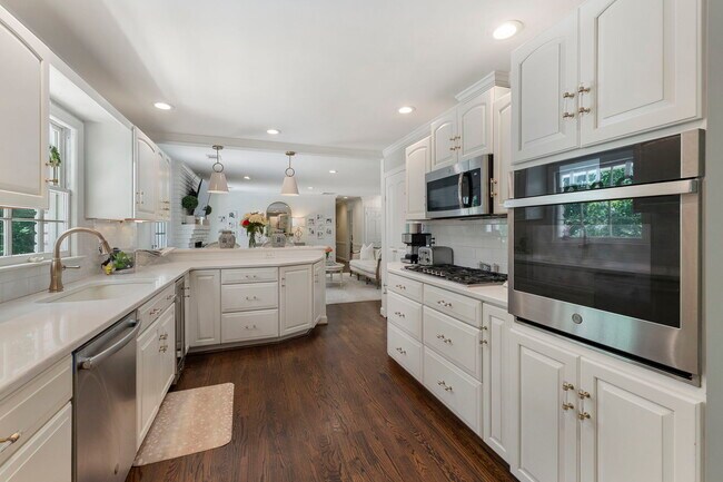 Building Photo - 4470 Chatworth Ct NE