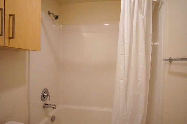 Building Photo - Top Floor John's Landing-Modern, Spacious ...