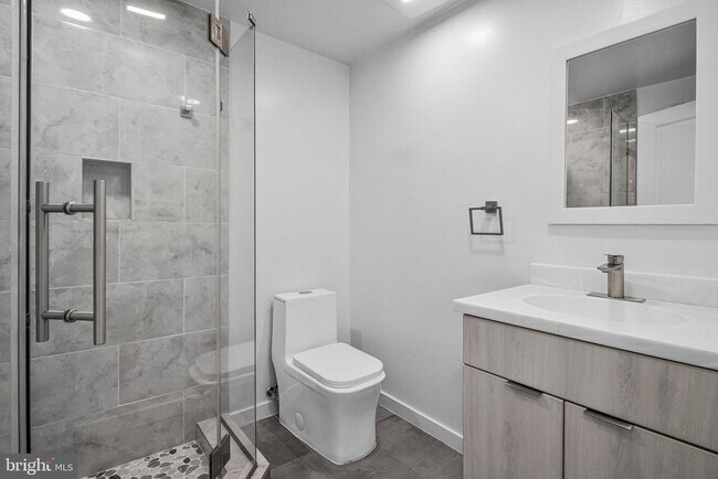 Building Photo - 506 H St NE