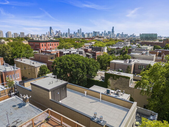 Building Photo - 2135 N Lakewood Ave