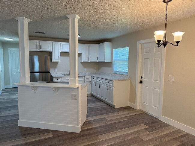 Building Photo - 3 Bedroom/1 Bathroom Single Family Home