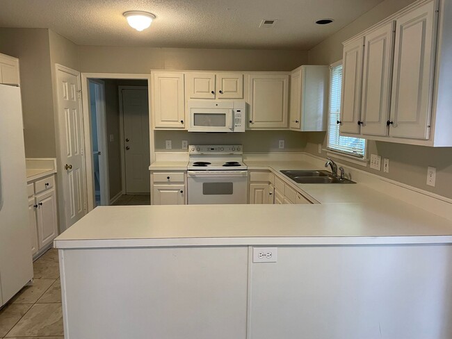 Building Photo - Renovated 3 Bedroom Off Groometown Road