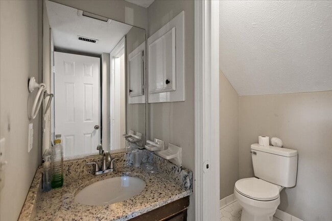 Building Photo - Just renovated 2 bed 1.5 bath townhome