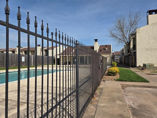 Building Photo - 10075 Westpark Dr
