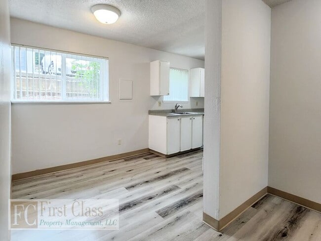Building Photo - 3618 SW Beaverton Hillsdale Hwy