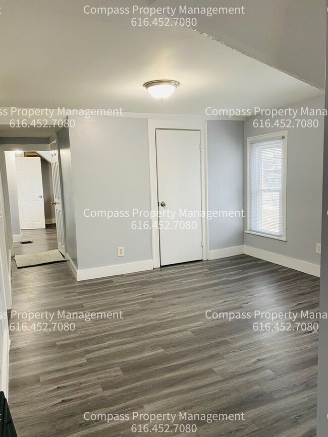 Building Photo - 728 Baxter St SE