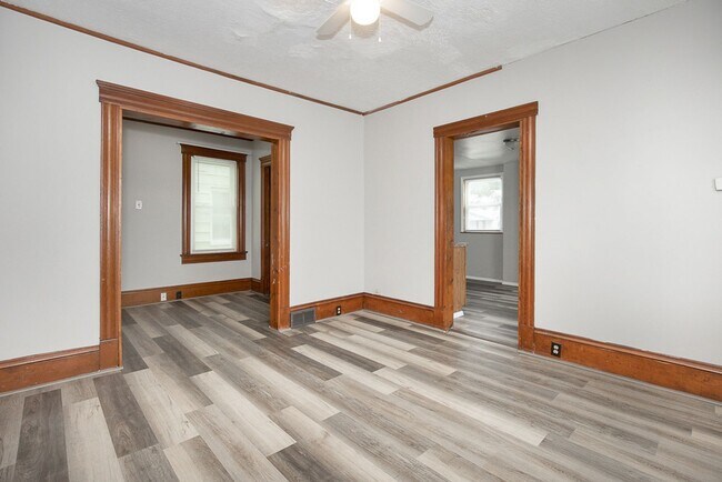 Building Photo - 3 Bedroom/1 bath Single House!!